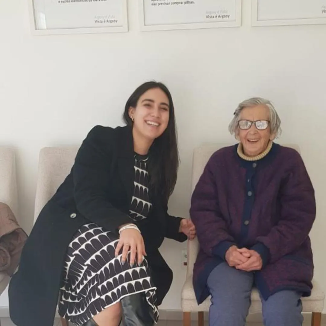 Família reunida sorrindo