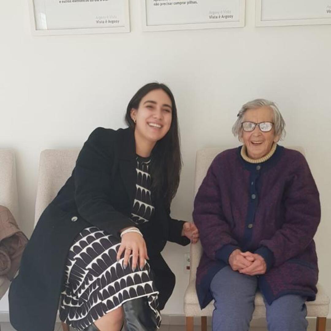 Família reunida sorrindo